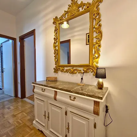 Muenz Franz * بولا